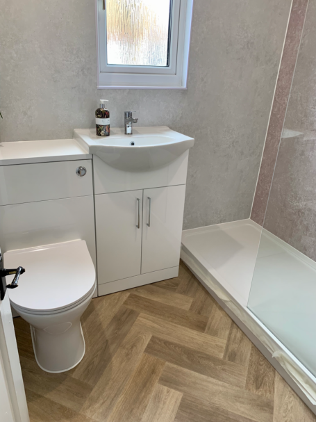 A fresh new look with white gloss Vanity and WC Units to provide storage and a clean clutter free look